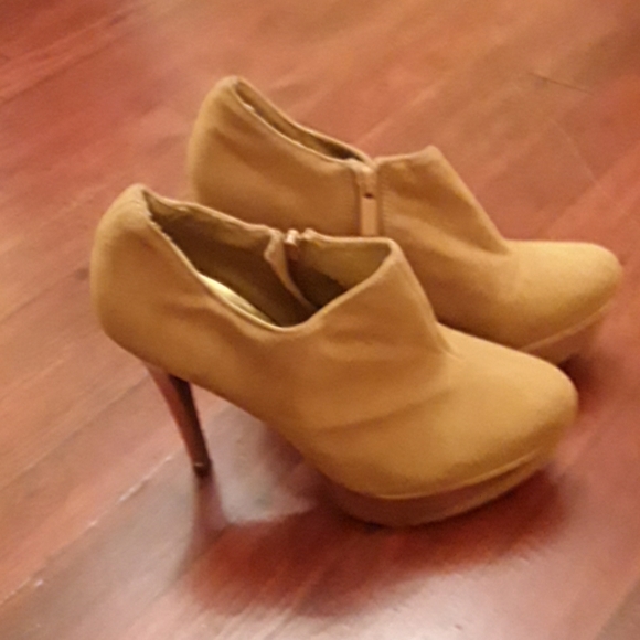 Gold suede platform pumps - Picture 2 of 4